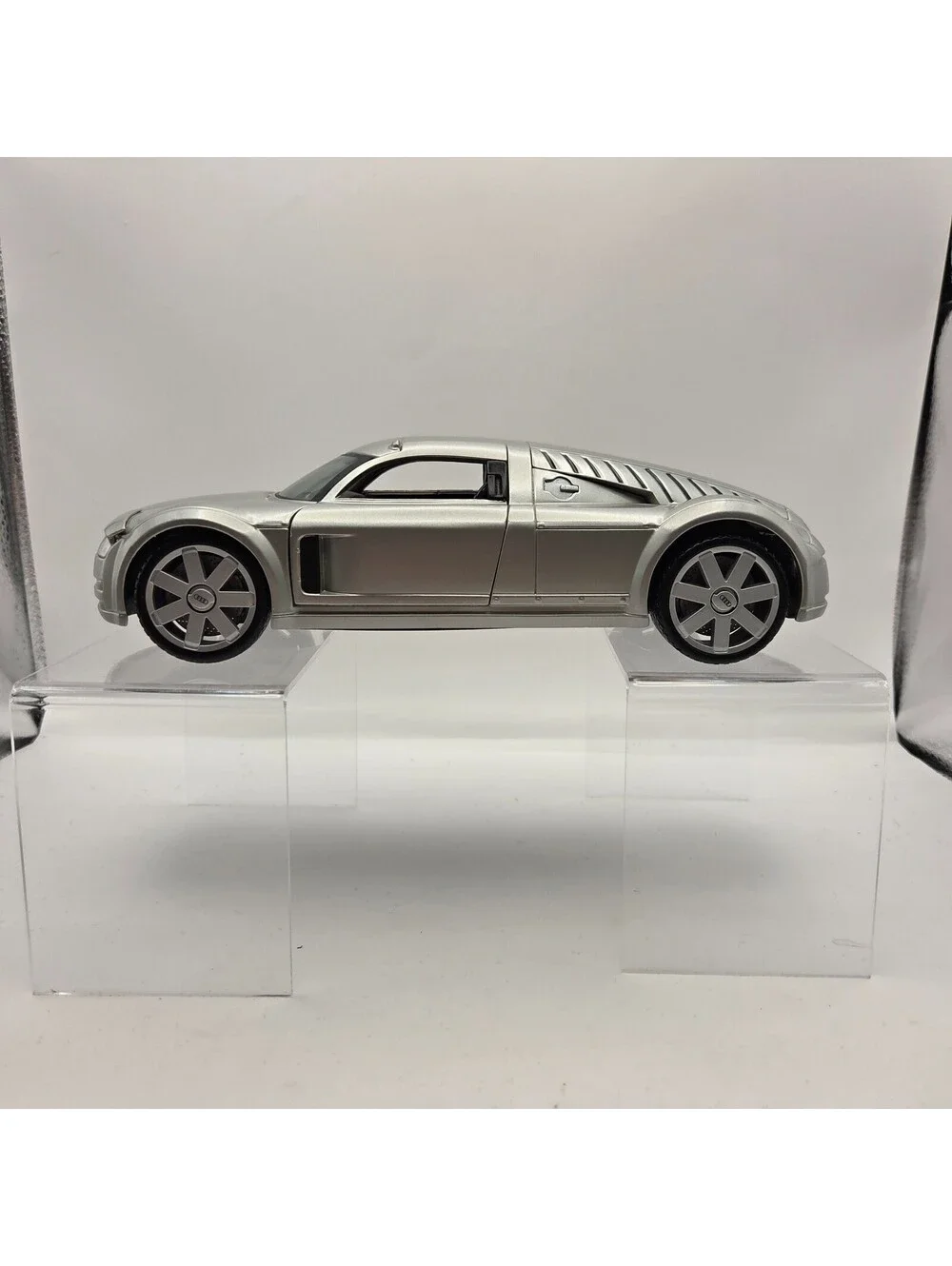 Maisto Audi Supersportwagen Rosemeyer 1:18 Diecast Model Car Silver